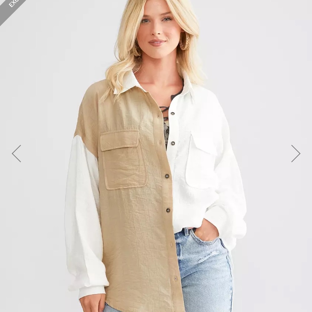 NEW buckle top